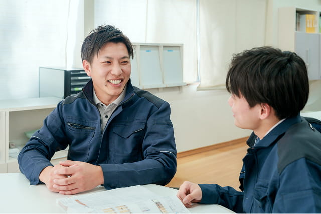 同僚と会話する人