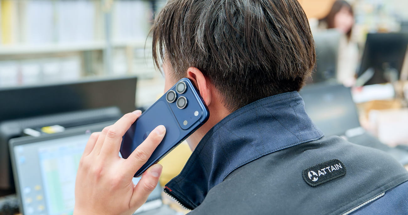 スマートフォンで電話する人