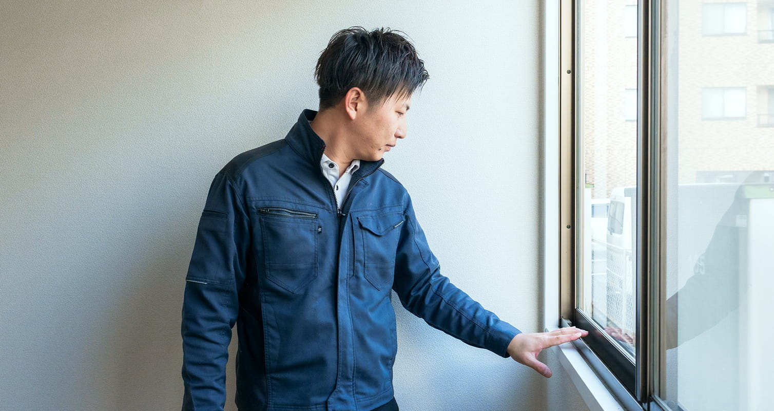 窓をチェックする人