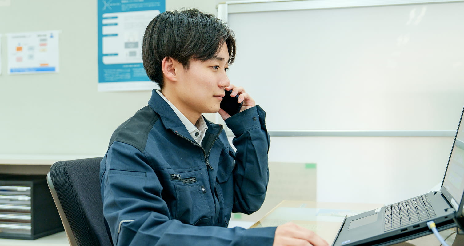 デスクで仕事をする人